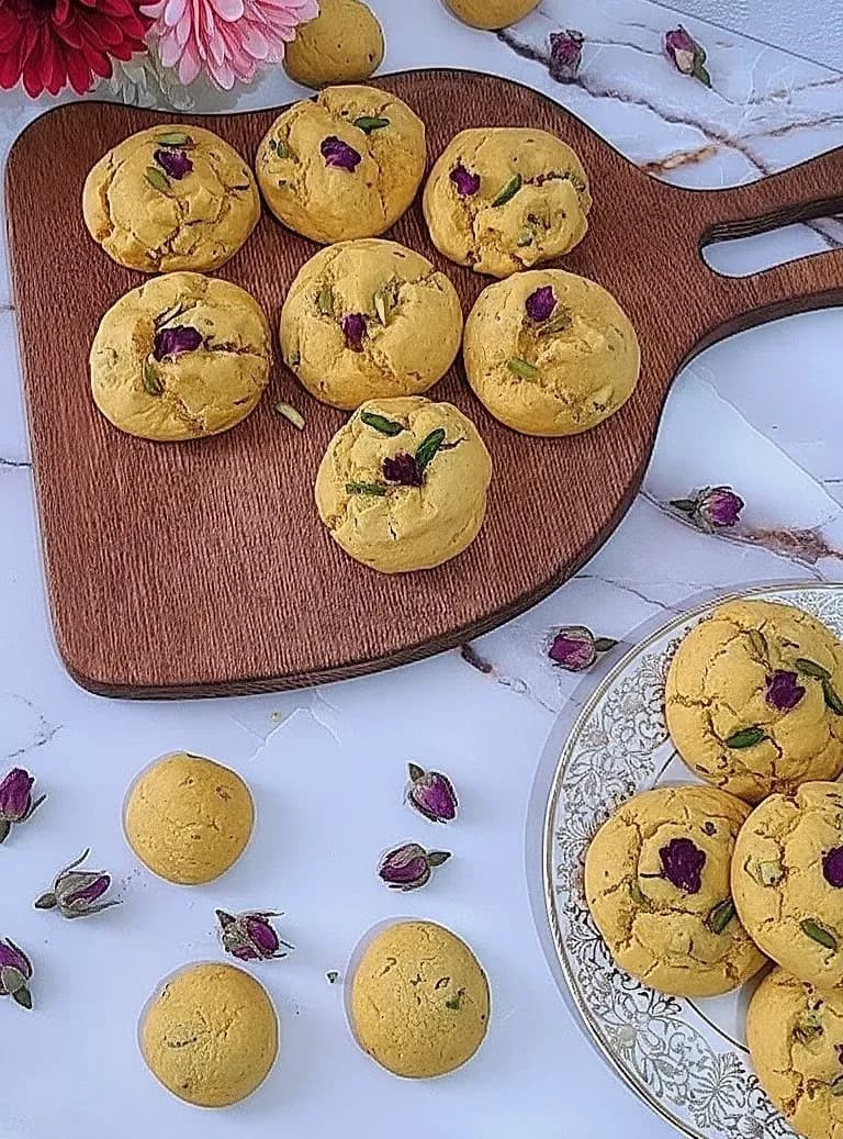 کوکی زعفرانی و گل محمدی
